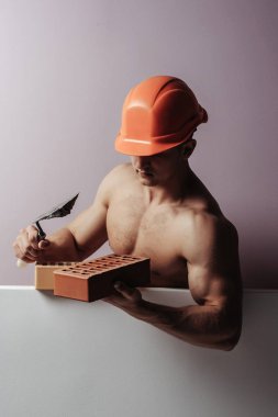 Seksi kaslı erkek yapıcı.