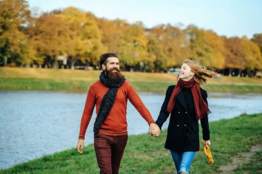 Sonbahar parkında genç bir çift