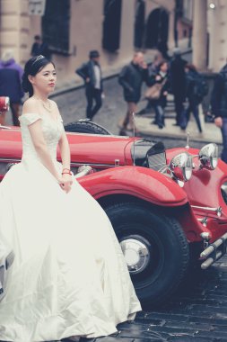 Retro car yakınındaki güzel kız