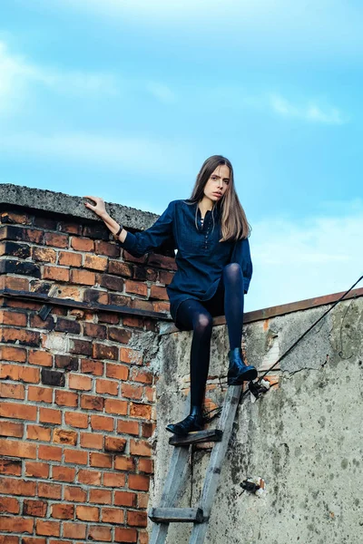 Menina bonita na escada de madeira — Fotografia de Stock