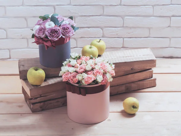 Flores y manzana sobre tablones de madera — Foto de Stock