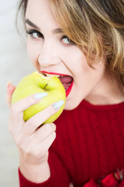 Sexig tjej äta grönt äpple — Stockfoto