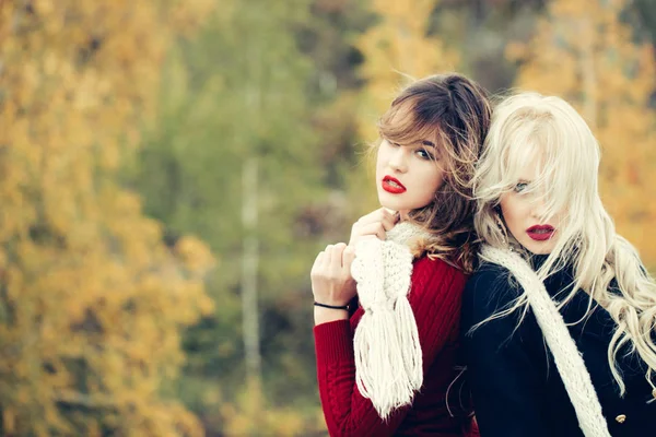Chicas guapas sexy con labios rojos — Foto de Stock