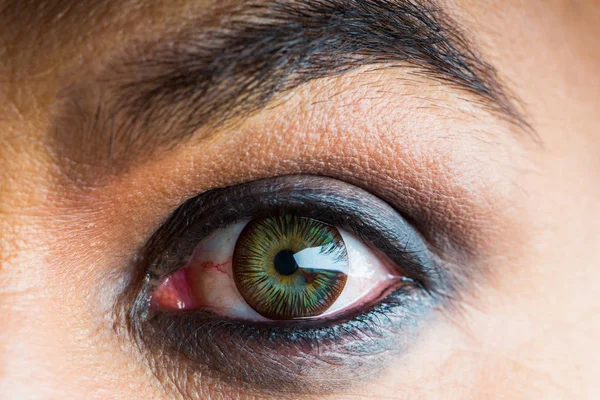 Man eye met groen gestreepte lens — Stockfoto