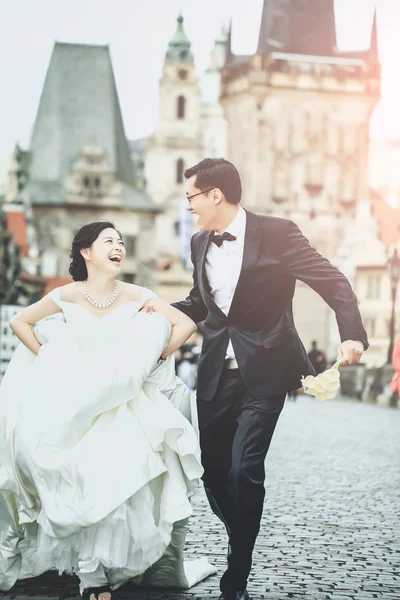 Chinese cute young newlyweds — Stock Photo, Image