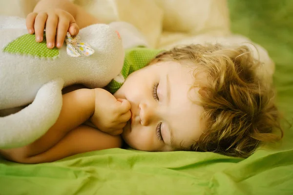 Lindo bebé niño duerme — Foto de Stock