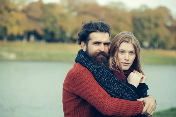 Jovem casal no parque de outono — Fotografia de Stock