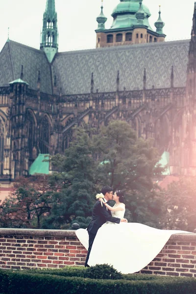 Chinês bonito jovens recém-casados — Fotografia de Stock