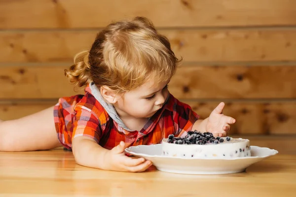 Leuke jongen eet cake — Stockfoto