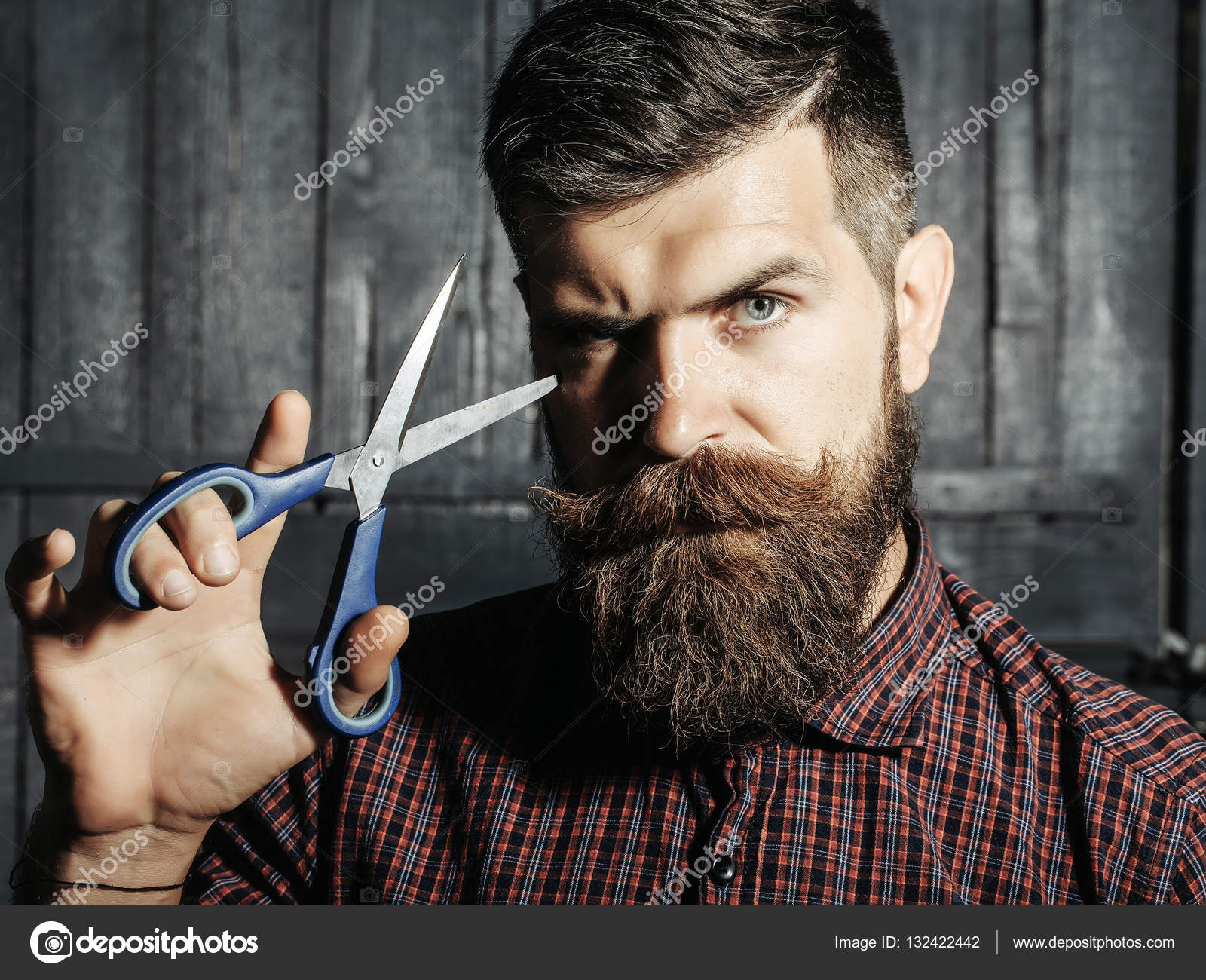 Skjeggete frisør med saks – stockfoto © Tverdohlib.com #132422442, image size:1600x1300