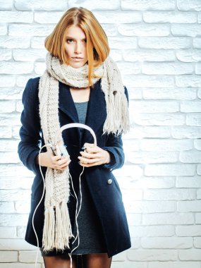 Kulaklýklý mikrofon seti ve telefon ile güzel kız