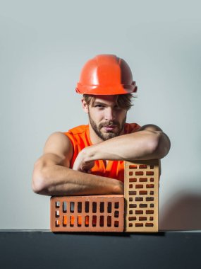 Seksi kaslı erkek yapıcı.