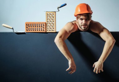 Seksi kaslı erkek yapıcı.