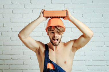 Seksi kaslı erkek yapıcı.