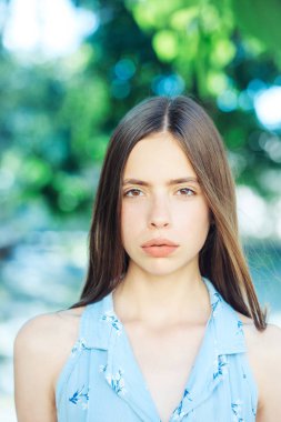 Oldukça ciddi kız açık havada