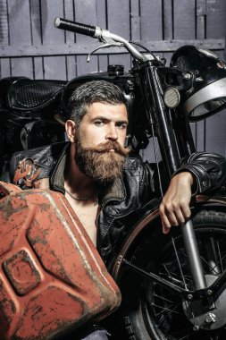 Sakallı adam hipster motorcu