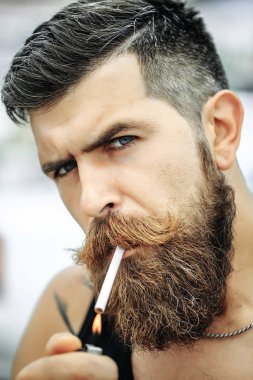 Sakallı adam Sigara İçilmeyen kaşlarını