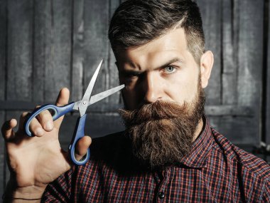 sakallı adam berber makası
