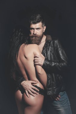 Sakallı motorcu adam ve çıplak kız