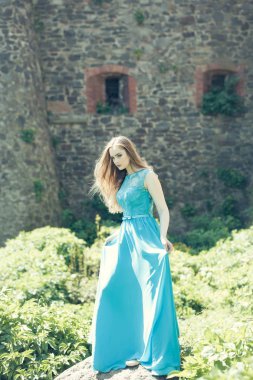 mavi elbiseli güzel kız