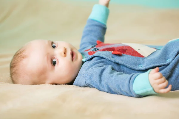 Liten söt glad bebis på säng — Stockfoto