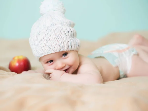 Little boy in white hat with apple — Stock Photo, Image