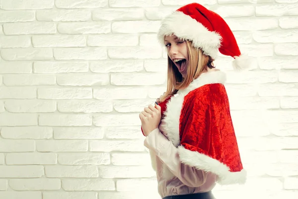Noel gülümseyen kız göz kırpıyor — Stok fotoğraf