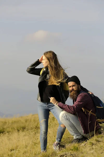 Homem e menina com mapa — Fotografia de Stock