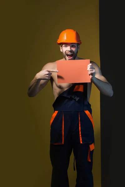 Sexy musculoso hombre constructor —  Fotos de Stock