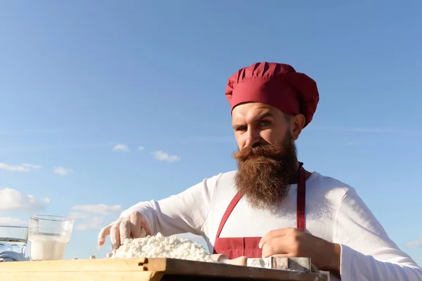 Berded homem chef cozinhar ao ar livre — Fotografia de Stock