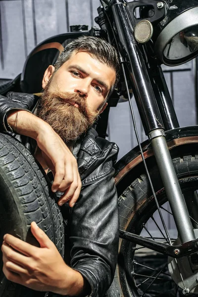 Homem barbudo hipster motociclista — Fotografia de Stock