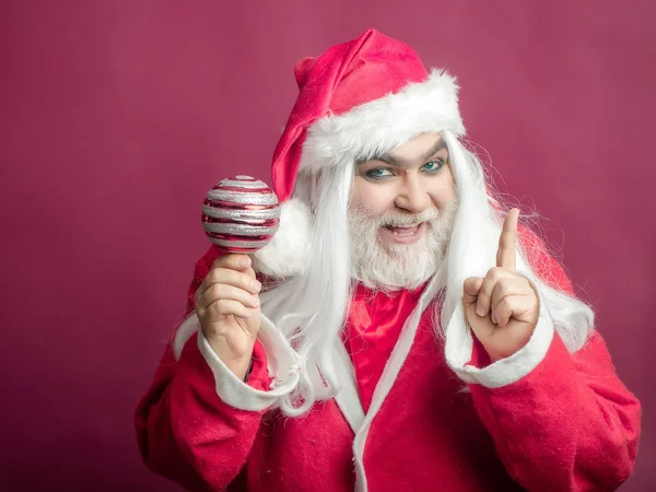 装飾的なボールと笑みを浮かべてクリスマス男 — ストック写真