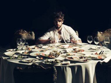 Yakışıklı adam masada yiyor