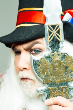 Komuta sizde sakallı beefeater kaşlarını