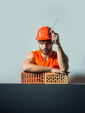 Seksi kaslı erkek yapıcı.