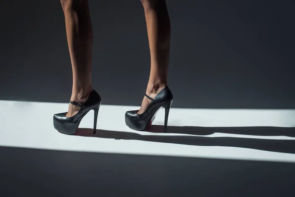 Kobiece nogi w buty — Zdjęcie stockowe