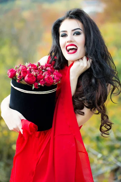 Chica sonriente sexy con rosas rojas —  Fotos de Stock