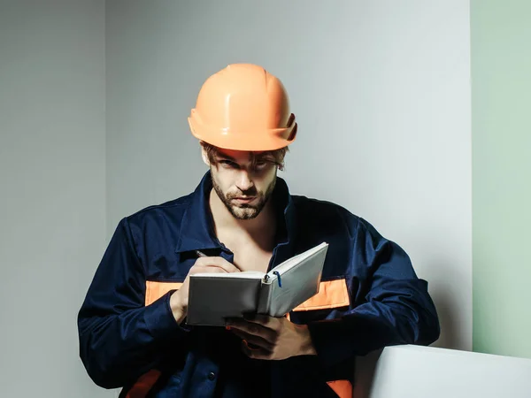 Knappe man houdt boekhoudkundige boek — Stockfoto