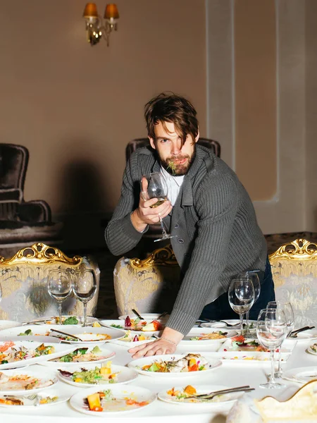 Bonito homem come depois do banquete — Fotografia de Stock