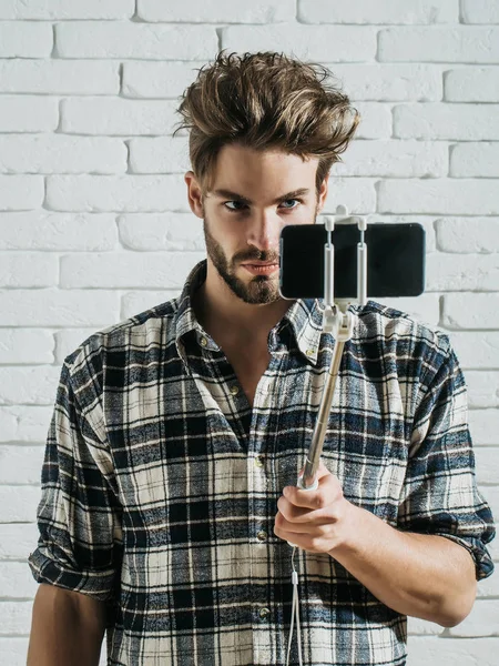 Schöner Mann benutzt Selfie-Stick — Stockfoto