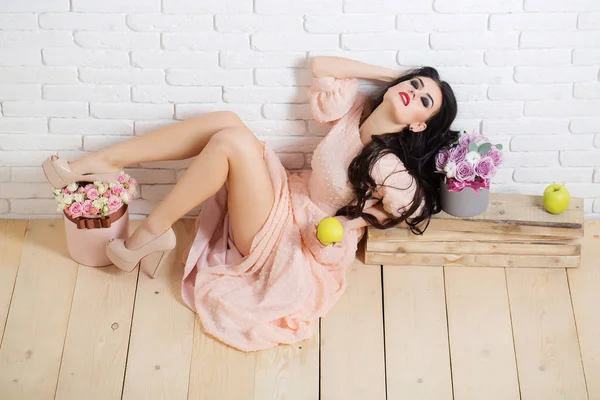 Sexy meisje met rozen en apple — Stockfoto