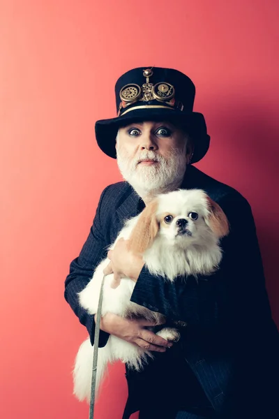 Homem barbudo sênior com cão — Fotografia de Stock