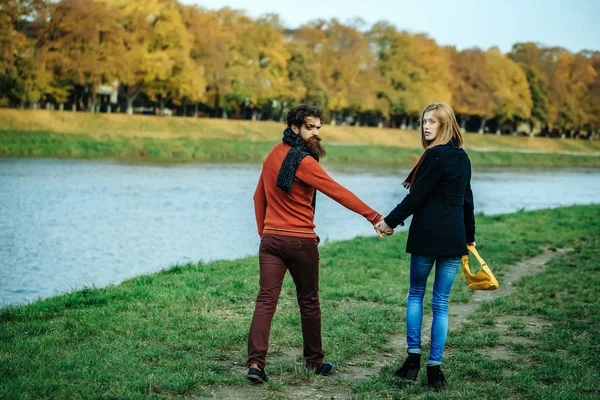 Ungt par i höstparken — Stockfoto