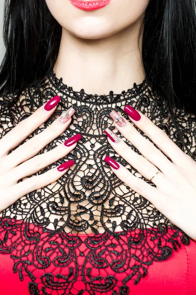 Γυναικεία χέρια με νύχι μανικιούρ — Φωτογραφία Αρχείου