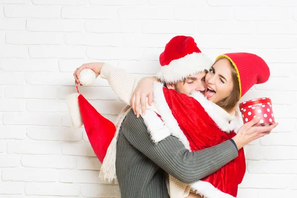 Jovem feliz abraço casal de Natal — Fotografia de Stock