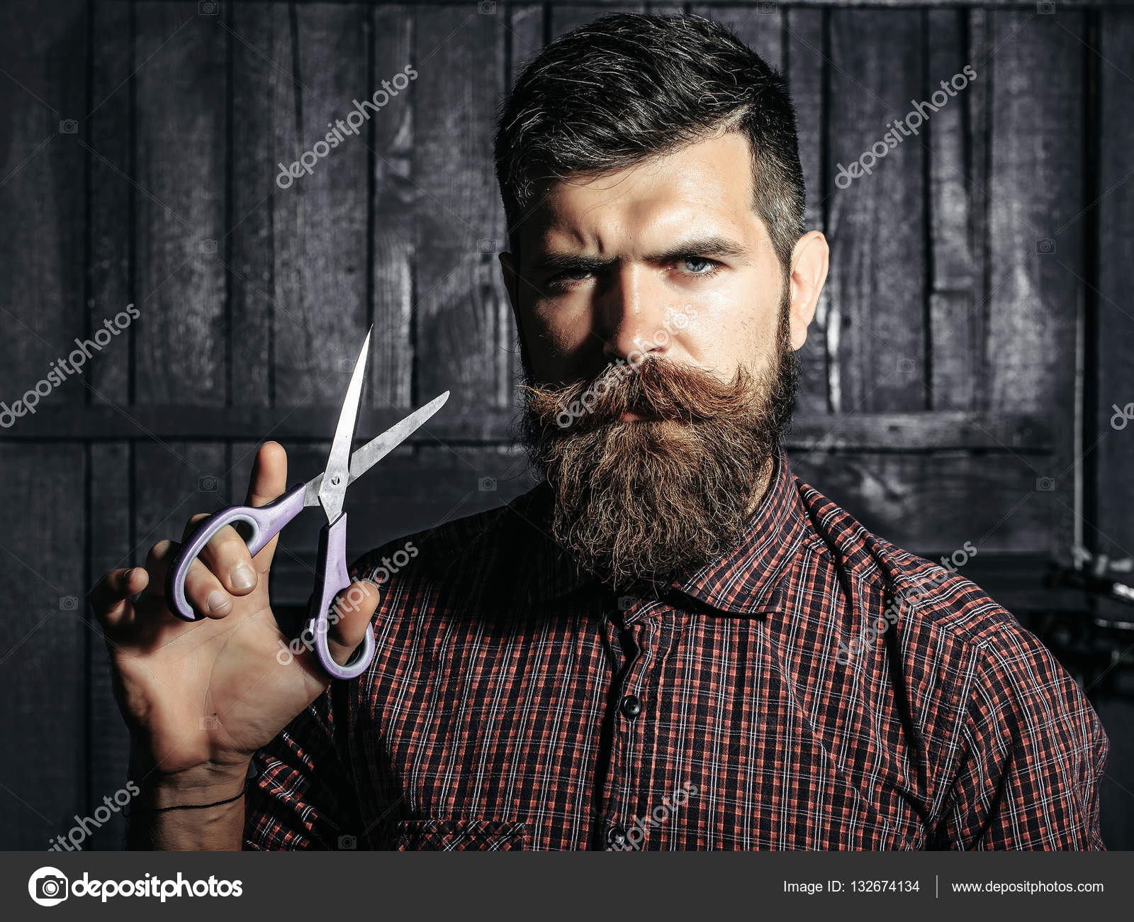 Barbero hombre barbudo con tijeras: fotografía de stock