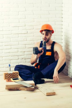 Seksi kaslı erkek yapıcı.