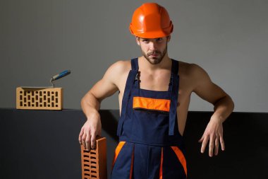 Seksi kaslı erkek yapıcı.