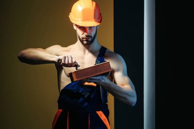 Seksi kaslı erkek yapıcı.