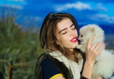 güzel kız sevimli köpek tutar